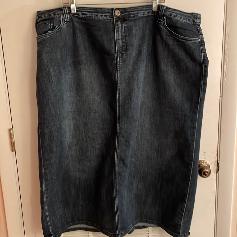 Dark denim skirt. Long.